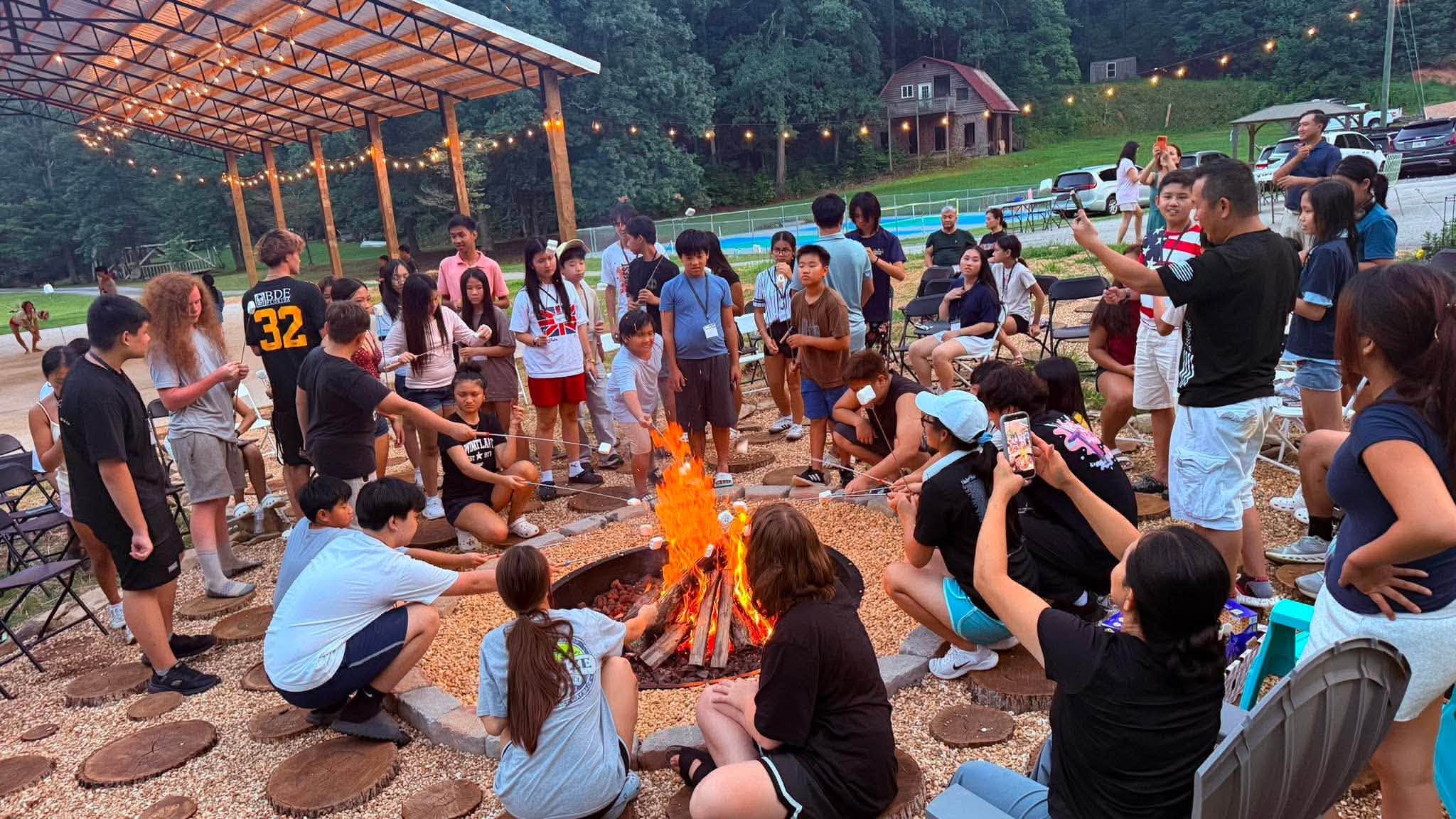 Các em quây quần bên lửa trại tại Life Leadership Youth Camp